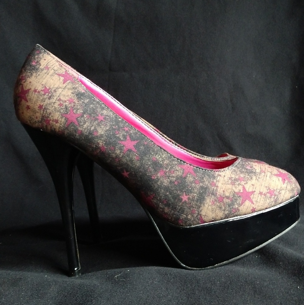 Platform heels with pink stars
